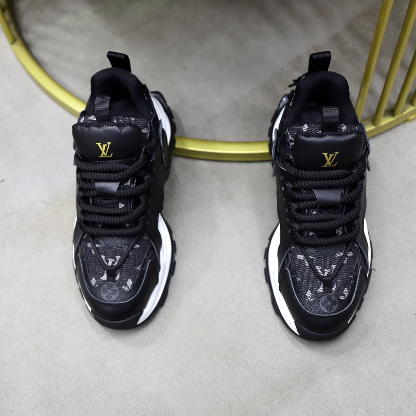 Ex-factory price: 600💰【LV】Louis Vuitton is a high-end brand of men's shoes, new model on the market, top luxury brand, the latest fashionable casual men's shoes, a trendy and versatile style, relaxed and sporty, with calfskin upper and ultra-fine workmanship. The original personalized fashionable rubber wear-resistant outsole is light and comfortable on the foot. Code number: 39-44 (45, 46 customized)